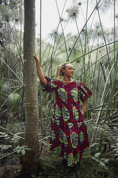maßgeschneidertes Kleid aus schönem Blätterstoff