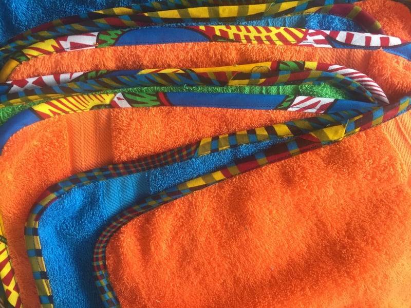 Massgeschneiderte Handtücher mit Kitenge-Einfassung