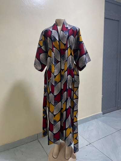 Maßgeschneiderter Kimono mit Taschen und Gürtel waehrend der Massanfertigung