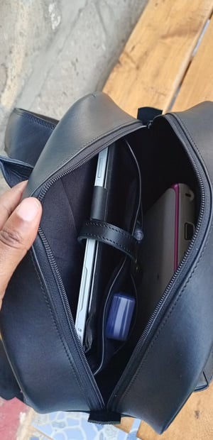 Wie man Kleiner schwarzer Lederrucksack nach Maß herstellt – Arbeitsschritte