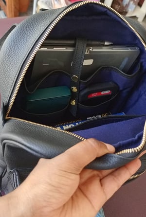 Wie man Kleiner schwarzer Lederrucksack nach Maß herstellt – Arbeitsschritte