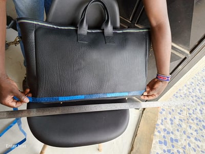 Maßgefertigt Handtasche für Laptop und Notfallausrüstung waehrend der Massanfertigung