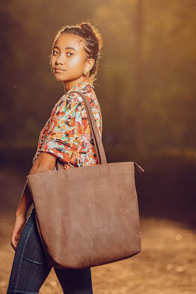 Maßgefertigte Leder-Tote-Bag in Dunkelbraun