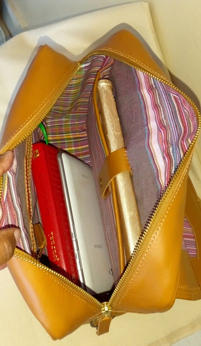 Maßgeschneiderte Anti-Diebstahl-Damenhandtasche aus Leder waehrend der Massanfertigung