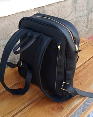 Wie man Kleiner schwarzer Lederrucksack nach Maß herstellt – Arbeitsschritte