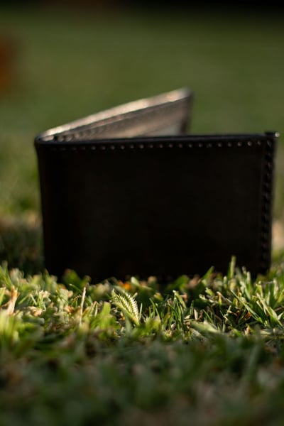 maßgefertigte sehr kleine schwarze Ledergeldbörse - 9x6.5 cm