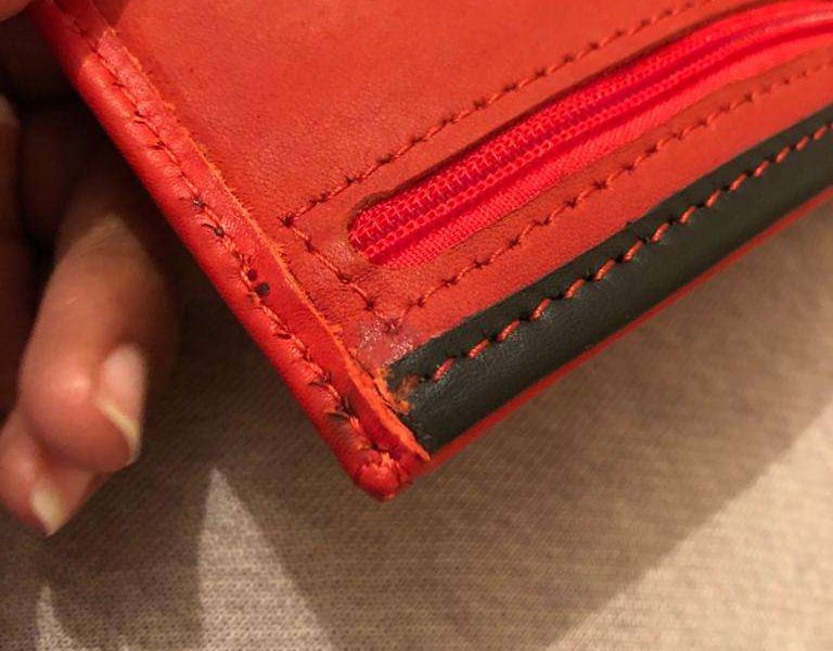 Maßgefertigtes schwarz-rotes Portemonnaie