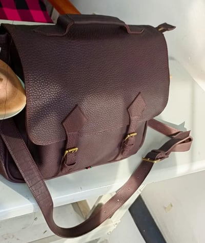 Maßgefertigte Herren Leder Feldtasche für ein Laptop waehrend der Massanfertigung