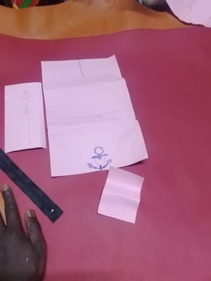 Wie man Geldbörse mit Anker-Herz-Motiv nach Maß herstellt – Arbeitsschritte
