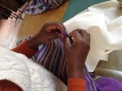 Maßgeschneiderte Vorhänge mit afrikanischem Muster waehrend der Massanfertigung