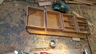 Einsätze aus schönem Holz für unseren Badezimmerschrank waehrend der Massanfertigung