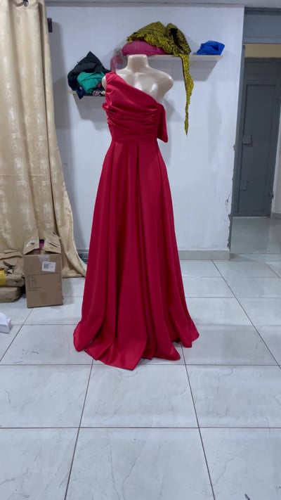 Made to measure: Burgundy coloured dress with gloves within custom made realization
