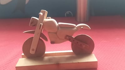 Maßgefertigtes Holz-Spielzeugmotorrad waehrend der Massanfertigung