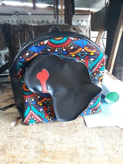 maßgeschneiderter Rucksack mit der Form von Afrika und Benin waehrend der Massanfertigung