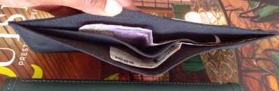 Zwei maßgeschneiderte einzigartige Leder Geldbörsen waehrend der Massanfertigung