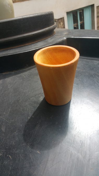 Maßgefertigte Tasse aus Holz mit Gravur waehrend der Massanfertigung