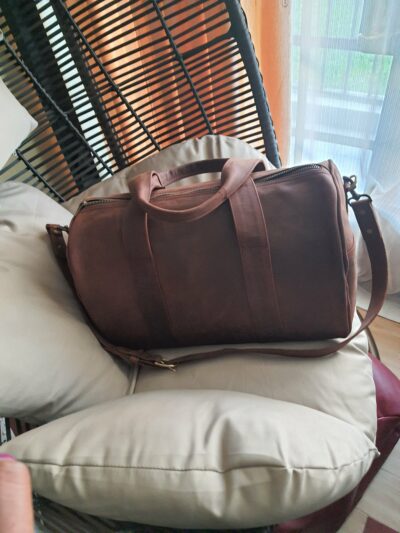 Eine Reisetasche aus hellbraunem Leder - 2 kurze Riemen waehrend der Massanfertigung