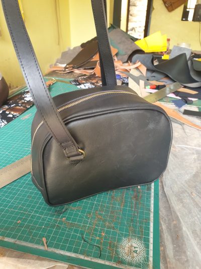 Massgeschneiderte kleine schwarze Handtasche aus Leder waehrend der Massanfertigung