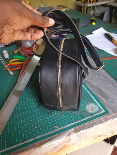 Massgeschneiderte kleine schwarze Handtasche aus Leder waehrend der Massanfertigung