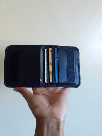 maßgefertigte Brieftasche mit den Aussenmassen ca. 10,5x6,5 waehrend der Massanfertigung