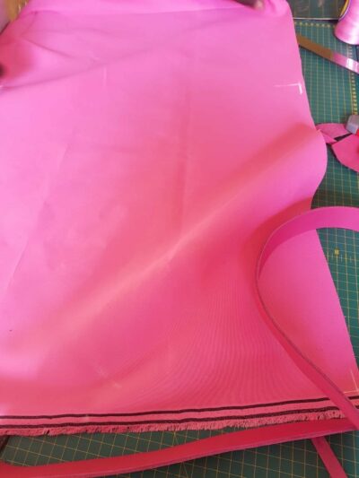 Maßgefertigte rosa Reisetasche die auch Gymnastiktasche ist waehrend der Massanfertigung