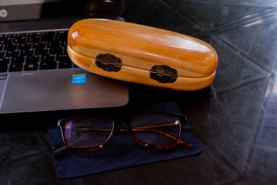 Zwei maßgeschneiderte Brillenboxen aus Holz