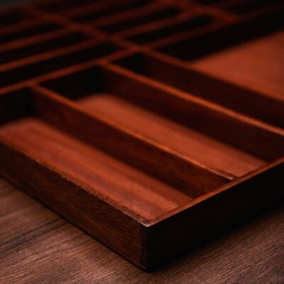 Maßgefertigter Schubladeneinsatz aus Holz (46 x 48 cm)