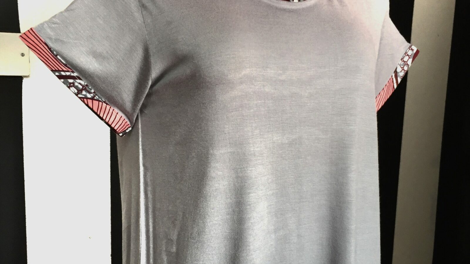 T-Shirt(s) - hellgrau mit farblich abgesetzten Rändern