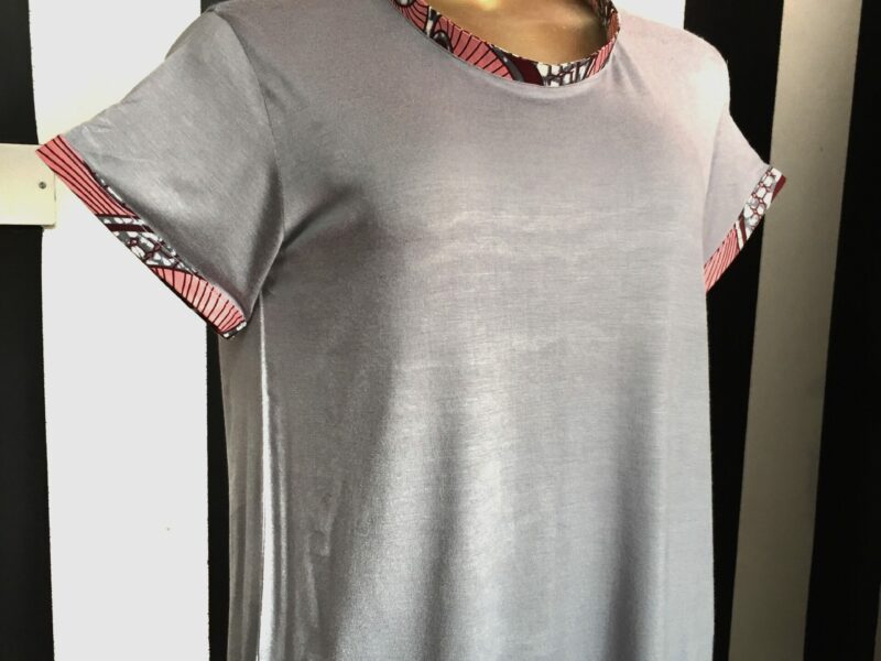 T-Shirt(s) - hellgrau mit farblich abgesetzten Rändern