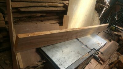 Maßgefertigter Schubladeneinsatz aus Holz (46 x 48 cm) waehrend der Massanfertigung