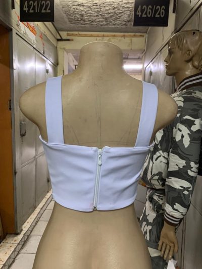 Maßgeschneiderter Shorts-Anzug in arktischem Blau waehrend der Massanfertigung