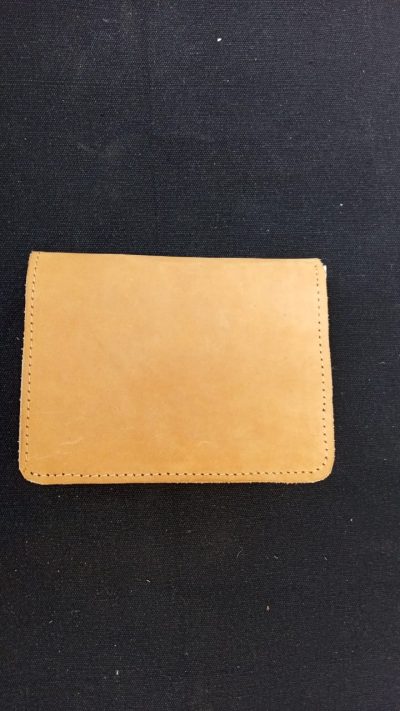 Maßgeschneiderte Brieftasche Sattelleder Qualität waehrend der Massanfertigung