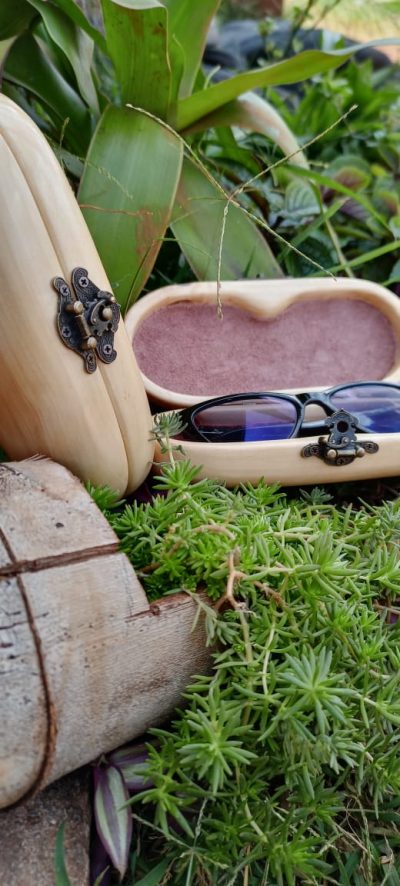 Zwei maßgeschneiderte Brillenboxen aus Holz waehrend der Massanfertigung