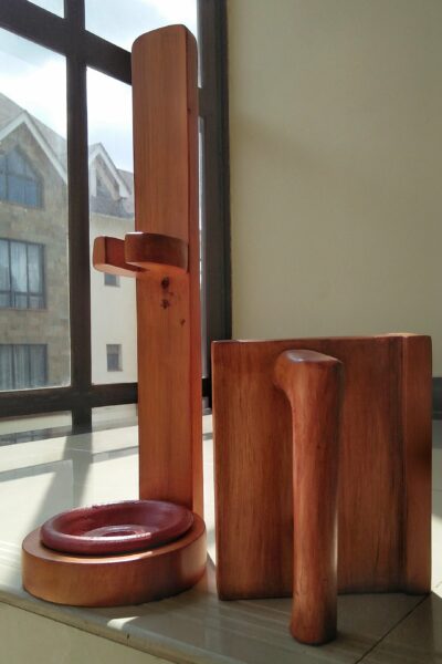 Klobürste aus Holz mit Ständer, darunter eine Tonschale