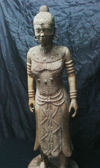Buddha Statue (Afrikanische Frau) waehrend der Massanfertigung