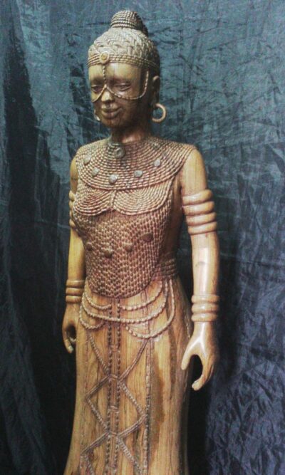 Buddha Statue (Afrikanische Frau) waehrend der Massanfertigung