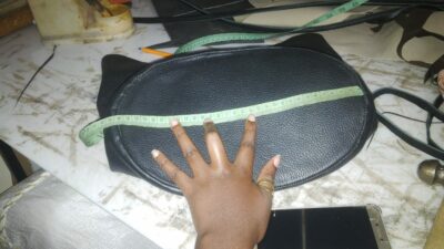 Maßgefertige Handtasche aus schwarzem Leder waehrend der Massanfertigung
