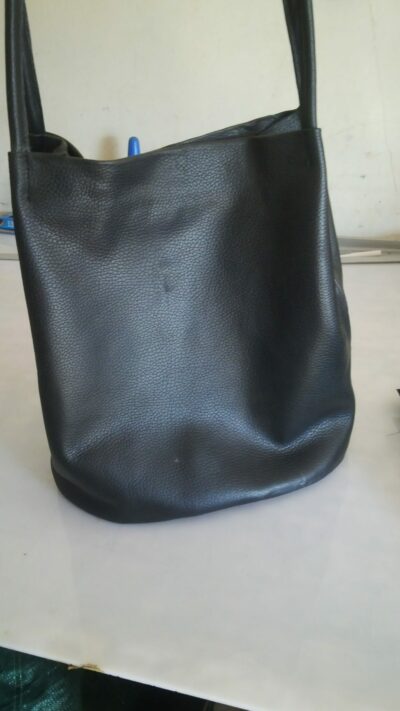 Maßgefertige Handtasche aus schwarzem Leder waehrend der Massanfertigung