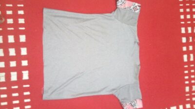 T-Shirt(s) - hellgrau mit farblich abgesetzten Rändern waehrend der Massanfertigung