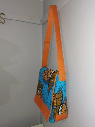 Maßgefertigte Messenger Bag ca.25 cm hoch und 40 cm breit waehrend der Massanfertigung