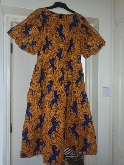 maßgeschneidertes Kleid aus Waxprint-Stoff waehrend der Massanfertigung