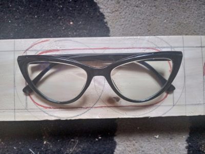 Zwei maßgeschneiderte Brillenboxen aus Holz waehrend der Massanfertigung