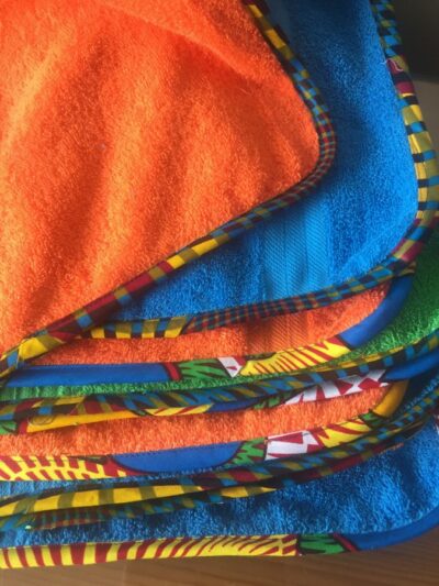 Massgeschneiderte Handtücher mit Kitenge-Einfassung waehrend der Massanfertigung