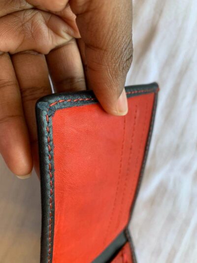 Maßgefertigtes schwarz-rotes Portemonnaie 
