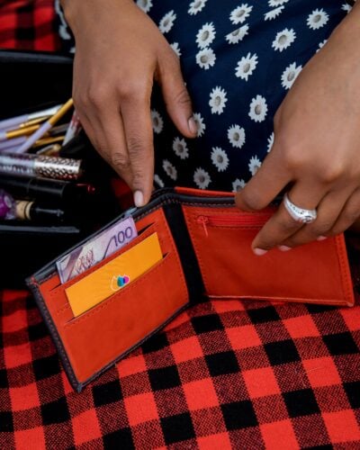 Maßgefertigtes schwarz-rotes Portemonnaie 