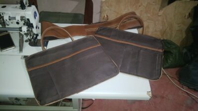 Maßgefertigte Notebook Tasche aus echtem Leder waehrend der Massanfertigung