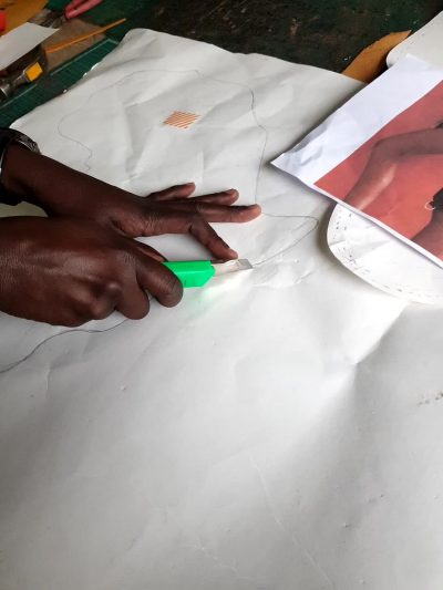 Maßgefertigter Lederrucksack in Form der Karte von Afrika waehrend der Massanfertigung