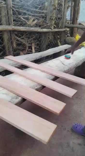 Drei maßgeschneiderte Holzkästen als Schubladeneinsatz waehrend der Massanfertigung