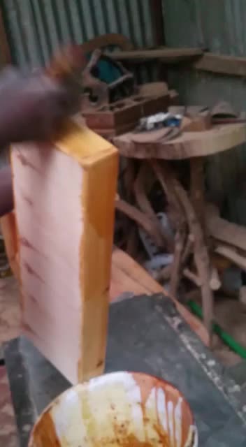 Zwei Besteckkästen aus Bambus Holz waehrend der Massanfertigung