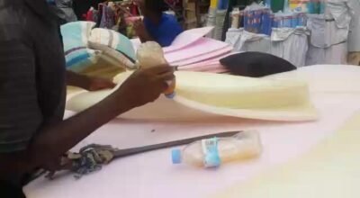 Maßgefertigte Spielmatte mit Kitenge Patchwork waehrend der Massanfertigung
